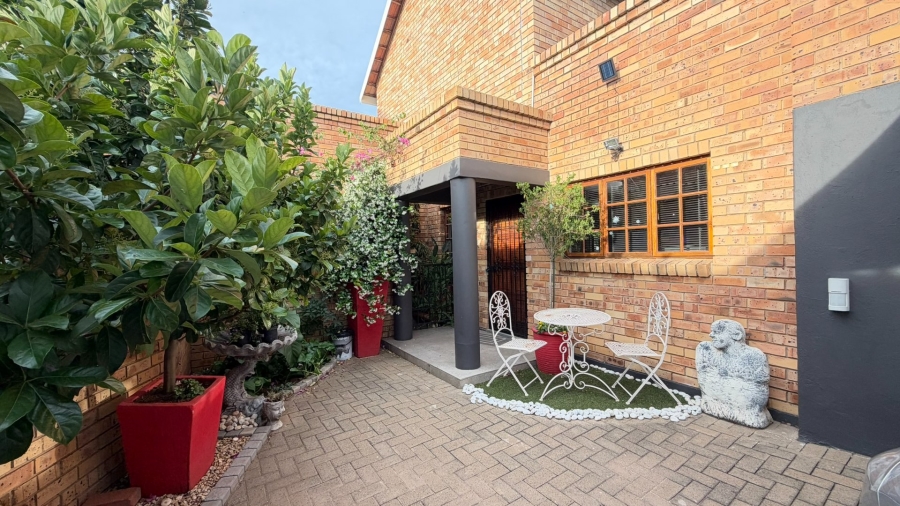 4 Bedroom Property for Sale in Langenhovenpark Free State